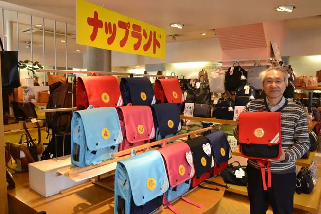 小樽市の多くの小学生が、ランドセルの代わりに使っているカバン＝小樽市の「バッグのムラタ」