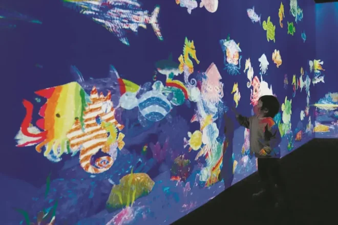 今年3月に開かれた「お絵かき水族館」。来場者が描いた魚がスクリーン上を泳いだ