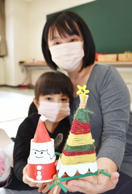 クリスマス飾りを作った千麻衣子さん（右）と優芽子さん