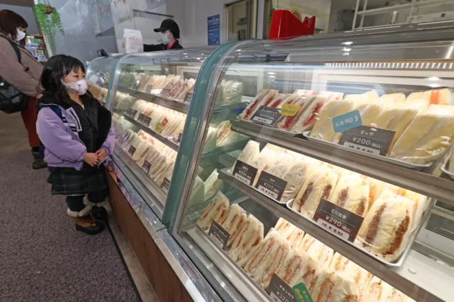 ファミリー層向けにオープンした札幌市北区の屯田店で、商品ケースに並ぶサンドイッチ（金田淳撮影）