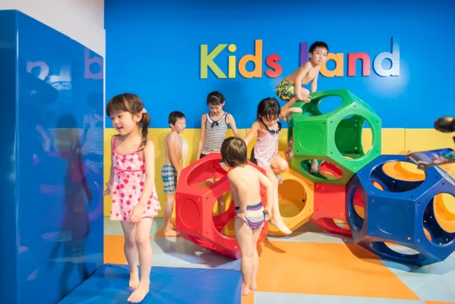 子どもたちが夢中になる遊具が並ぶ「キッズランド」
