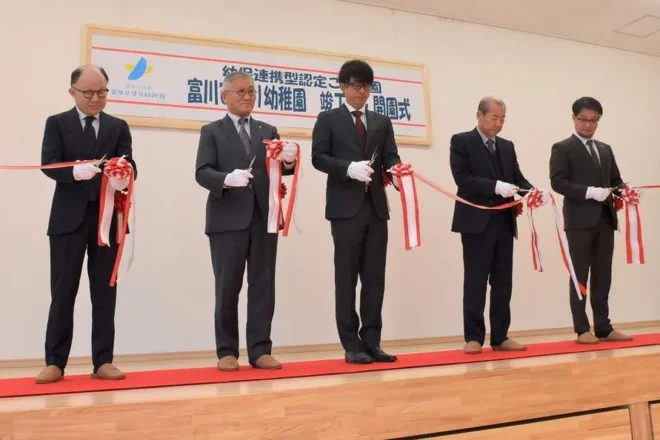 新しい施設の開所を祝いテープカットをする福山理事長（中央）ら関係者