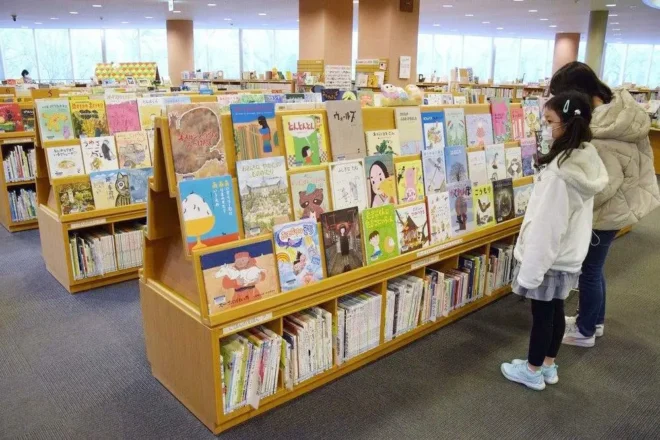 函館市中央図書館の絵本コーナー。布で出来た「布絵本」も充実している