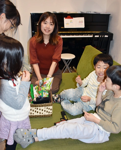 札幌市内の自宅を遊びに訪れた子どもたちにお菓子を振る舞う山口真規子さん