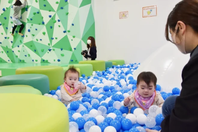 ボールプールで遊ぶ子供たち