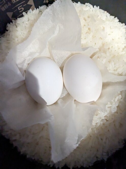 お米を炊く際、クッキングシートを敷いて生卵を入れると、炊飯と同時にゆで卵が完成。 「クッキングシートが、炊いたご飯が卵にくっつくのを防いでくれます」（Kさん提供）