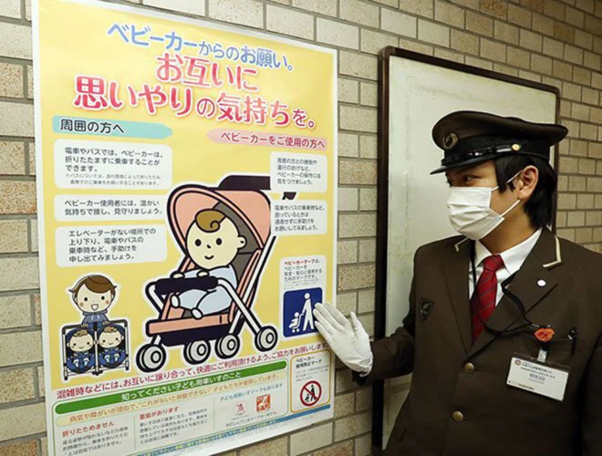 札幌市交通局が大通駅構内に掲示しているポスター。乗客に対して、電車やバスでは原則としてベビーカーを折りたたまずに利用できることを案内し、ベビーカーの利用者に「温かい気持ちで接し、見守りましょう」などと書かれている
