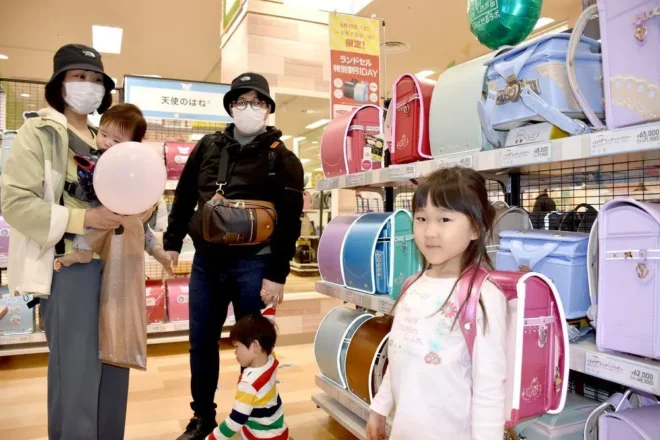 お気に入りのランドセルを背負ってみる子ども＝5月1日、札幌市東区のイトーヨーカドーアリオ札幌店