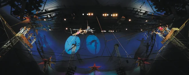 鍛え上げられた演技者同士が息の合った技を見せた空中ブランコ＝5月21日、新潟市内の公演会場