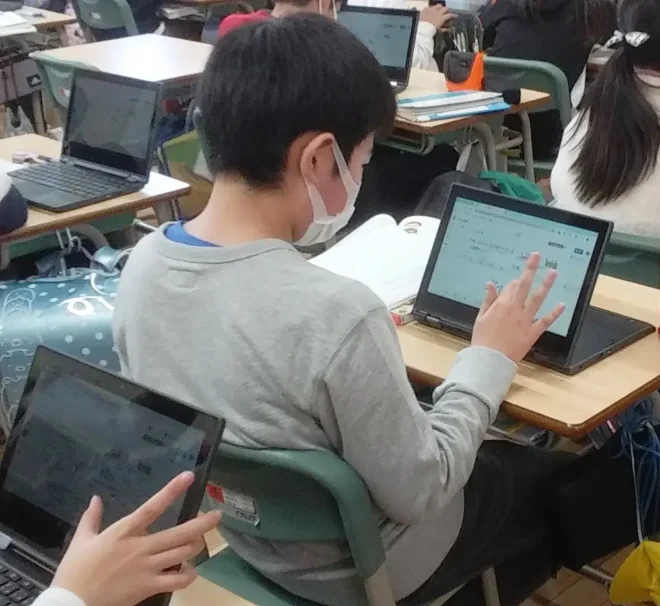 札幌市内の小学校でパソコンを使って勉強する子ども。児童会館でも利用できるようにする(札幌市提供)