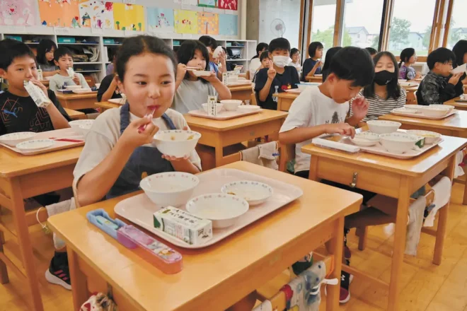 東川小で、無償化された給食を食べる子供たち