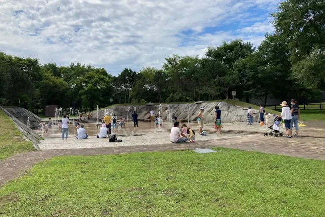 広い水遊び場。夏場の週末には多くの家族連れで賑わいます