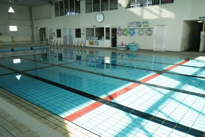 低学年用プールは20メートル×8メートルと広くて、伸び伸びと遊べます