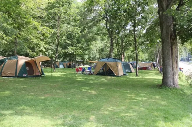 静谷キャンプ場は第1、第2とあり、テントサイトのほかバンガローがあります