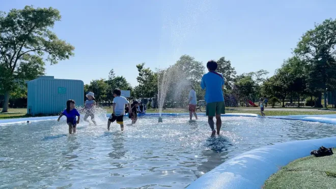毎年夏になるとたくさんの子どもたちで賑わう「ちゃぷちゃぷ池」（南幌町都市整備課提供）