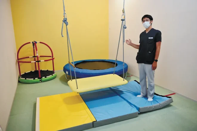 きっずてらすで子どもが器具を使って運動するスペース