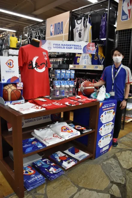 スーパースポーツゼビオドーム札幌月寒店のバスケ特設コーナー。関連商品の売り上げは前年の2倍という