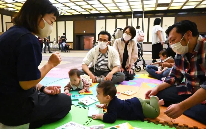 ベビパパフェスで絵本の読み聞かせのコツを学ぶ参加者ら