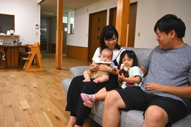 東京都から保育留学で滞在している小西さん家族。元シェアハウスだけあってリビングは広々としている