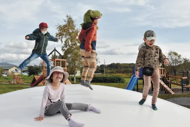 キッズパーク内の「ふわふわドーム」で遊ぶ真狩村の子どもたち