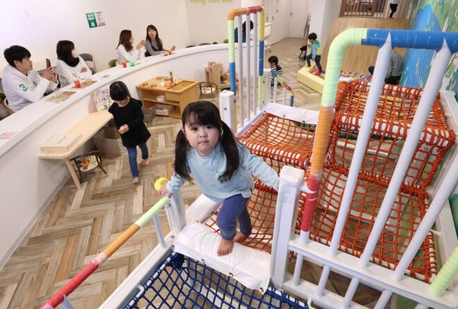 「キッズカフェこっこ」のネット遊具を楽しむ子ども（金本綾子撮影）