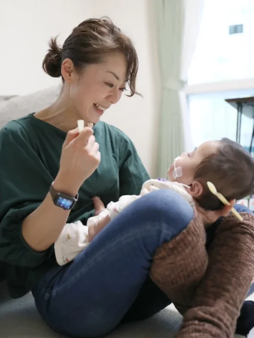 ​札​幌​市​西​区​の​住​宅​で​、​小​さ​く​産​ま​れ​た​乳​児​に​リ​ハ​ビ​リ​を​行​う​青​木​美​紀​さ​ん​＝​11​月7​日​（​中​村​祐​子​撮​影​）​