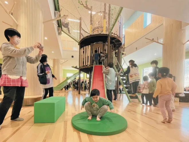 施設内中央のメイン遊具「ツリータワー」で遊ぶ子どもたち