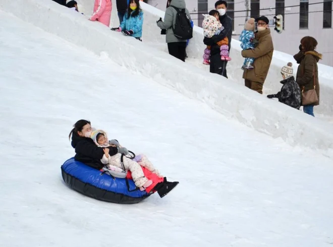 雪の滑り台などを来場者が楽しんだ昨年の「北広島ふれあい雪まつり」