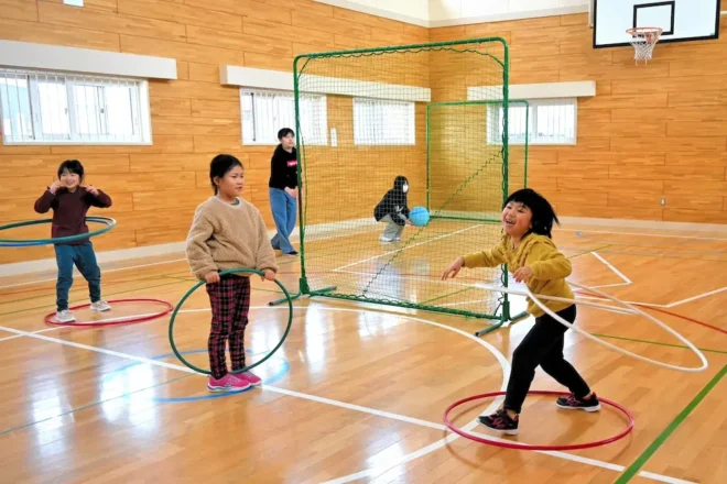 函館市の神山児童館の体育館で遊んで過ごす子どもたち