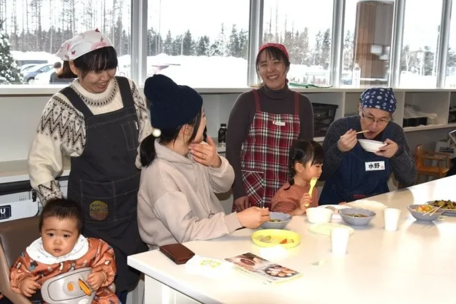 「産後ケアＧＭＴ」の後列右から水野正司さん、橋本美和さん、左端は国見真生さん