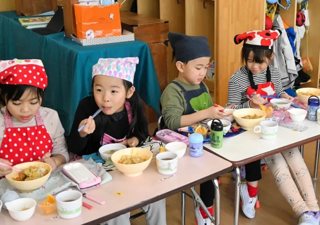 自ら育てた野菜や米を使って作ったカレーライスを食べる園児たち
