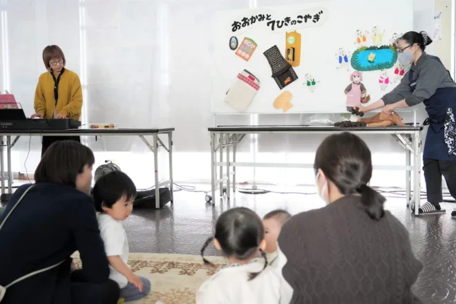 子どもたちに物語を読み聞かせる栗原さん（右端）とキーボードを弾いて場面を盛り上げる笹木さん（左端）