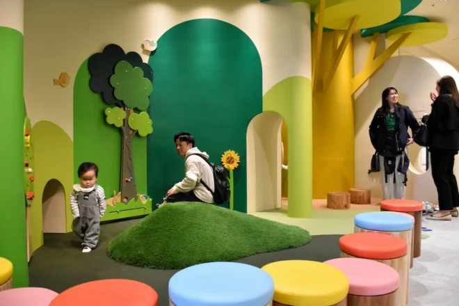 リニューアルで人工芝の山や遊具などが設置された大丸札幌店のプレイエリア