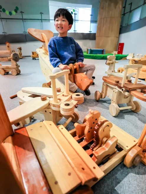 杉沢好紀さんの木製遊具などが並んだGWイベント「木のおもちゃであそぼう！」（大島拓人撮影）
