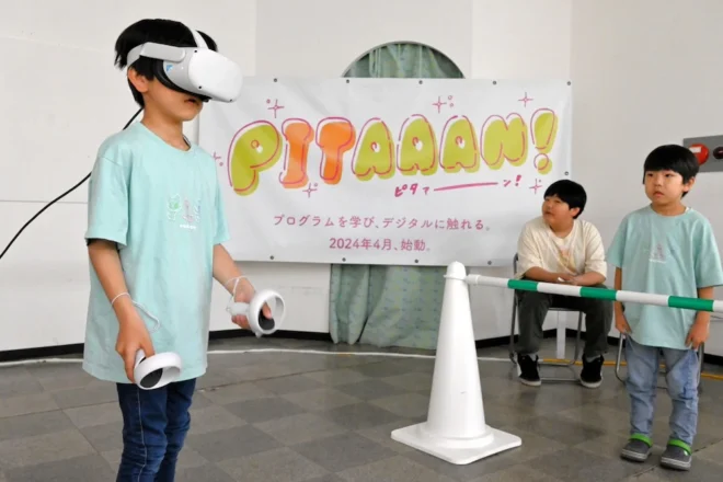 「PITAAAN」のオープニングイベントで、VRゲームを体験する子ども