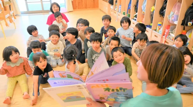 文部科学大臣表彰に選ばれた上士幌町認定こども園の園児。絵本の読み聞かせに力を入れている