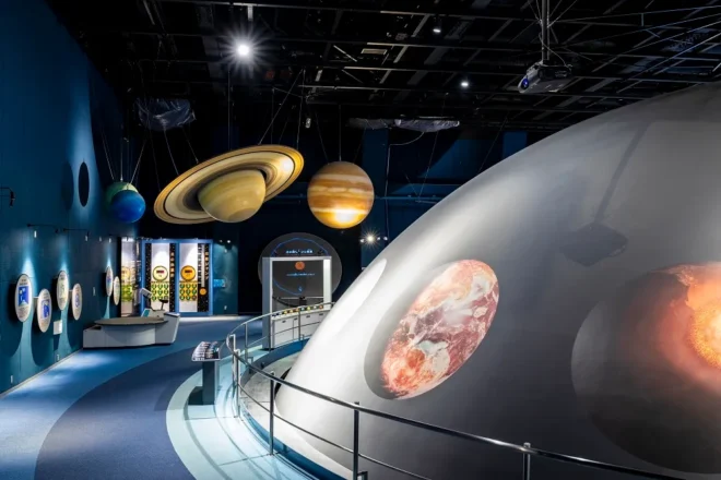 直径約20メートルの大きな地球ドームが目印の「天文・地球科学エリア」。宇宙・太陽系・地球・北海道の4つのコーナーがあります（札幌市青少年科学館提供）