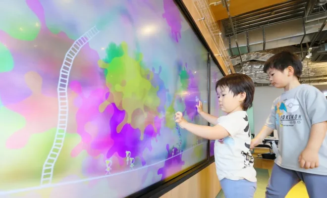 はこだてみらい館が導入したデジタル遊具「こびとが住まうキャンバス」。子どもが描いた線にこびとがぶつかったり、はしごを登ったりする（野沢俊介撮影）