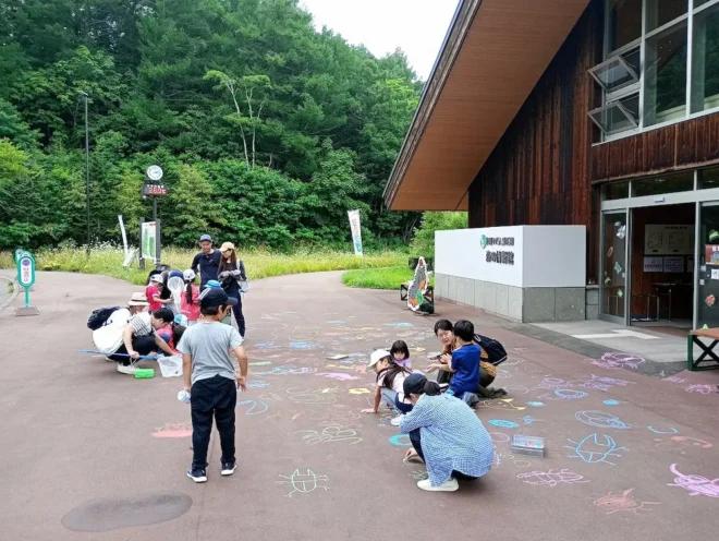 「チョークでお絵かき」にママパパも挑戦!