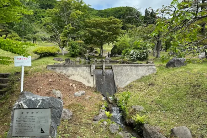 【ミニチュアダム】コンクリートの重さで水圧を支える重力式ダムの新中野ダム