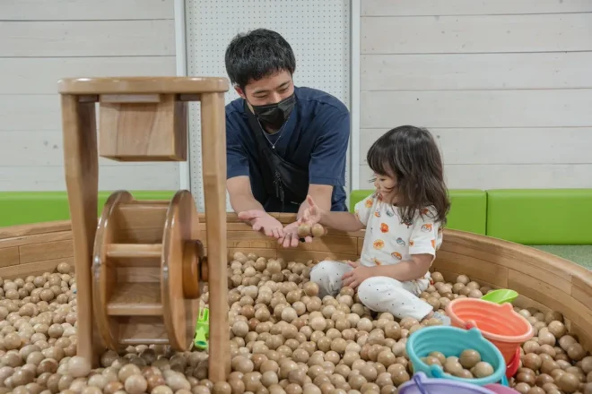 市内から来たイロハちゃん(1歳10カ月)とパパ。この日初めて訪れたそうです