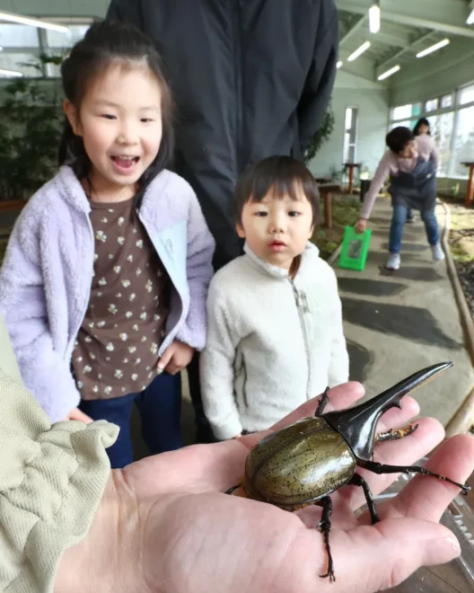 あまりの大きさに子どもたちもびっくり!(北海道新聞写真記者 熊谷洸太撮影)