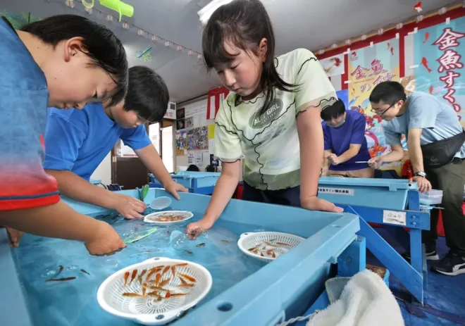 「甲子園」会場となる金魚の館で、金魚すくいを練習する子どもたち（西野正史撮影）