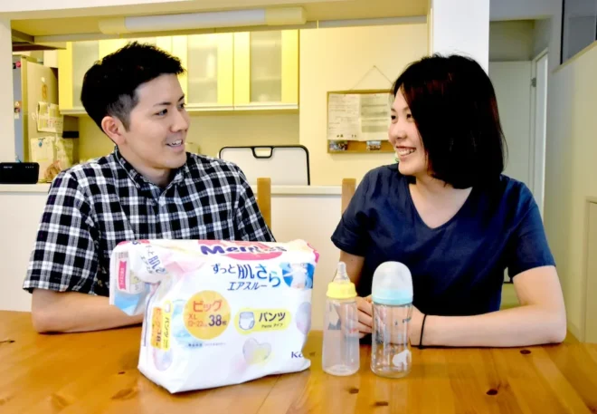 いつでも子どもを受け入れられるようおむつやほ乳瓶も常備する里親の北原由也さん(左)と朝香さん夫妻