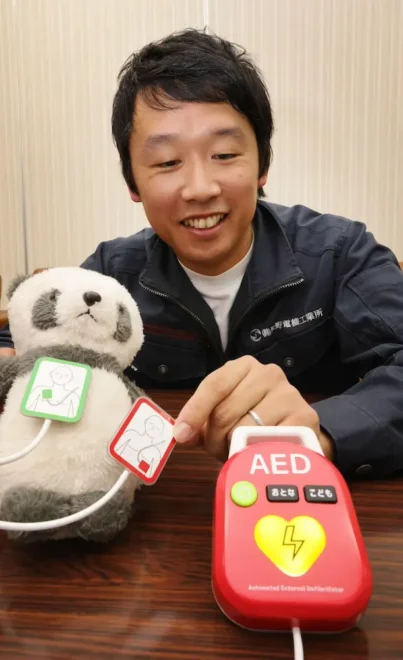 11月に予約販売を始めるAEDを模したおもちゃ「トイこころ」(星野雄飛撮影)