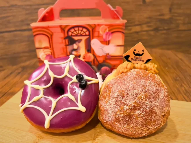 ハロウィンボックス（4個入り）テイクアウト税込1,296円
※写真はボックス限定商品の2種。ほか2種類のドーナツが入ります