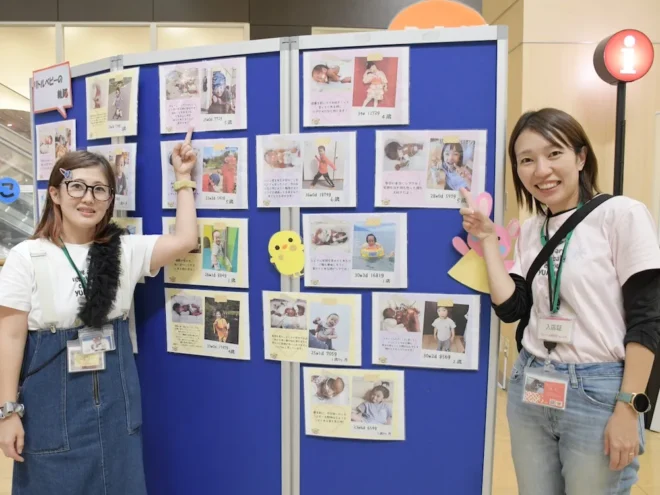 小さく産まれた赤ちゃんの出生時と成長後の写真を展示した、ゆきんこの共同代表の高橋日奈さん(左)と小倉舞さん=10月15日、イオンモール札幌発寒