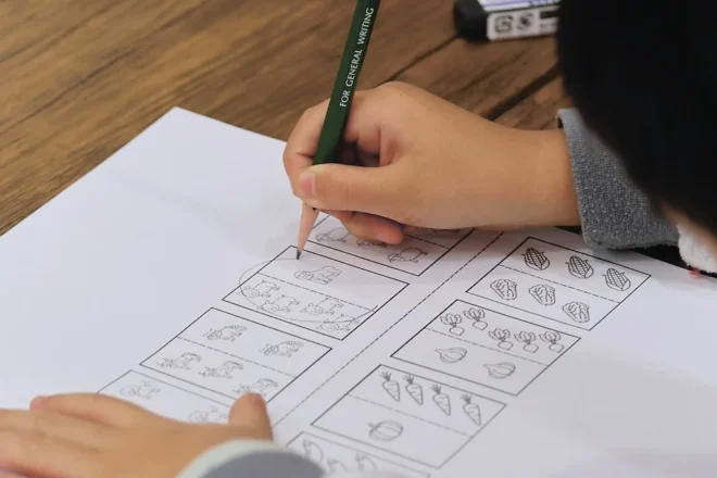 小学校・中学校受験専門塾FUYUNOで模擬テストに挑む子ども
